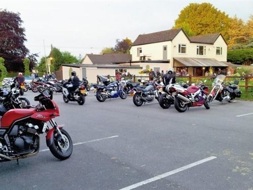 The Crown At Broad Hinton Hotel Exterior foto